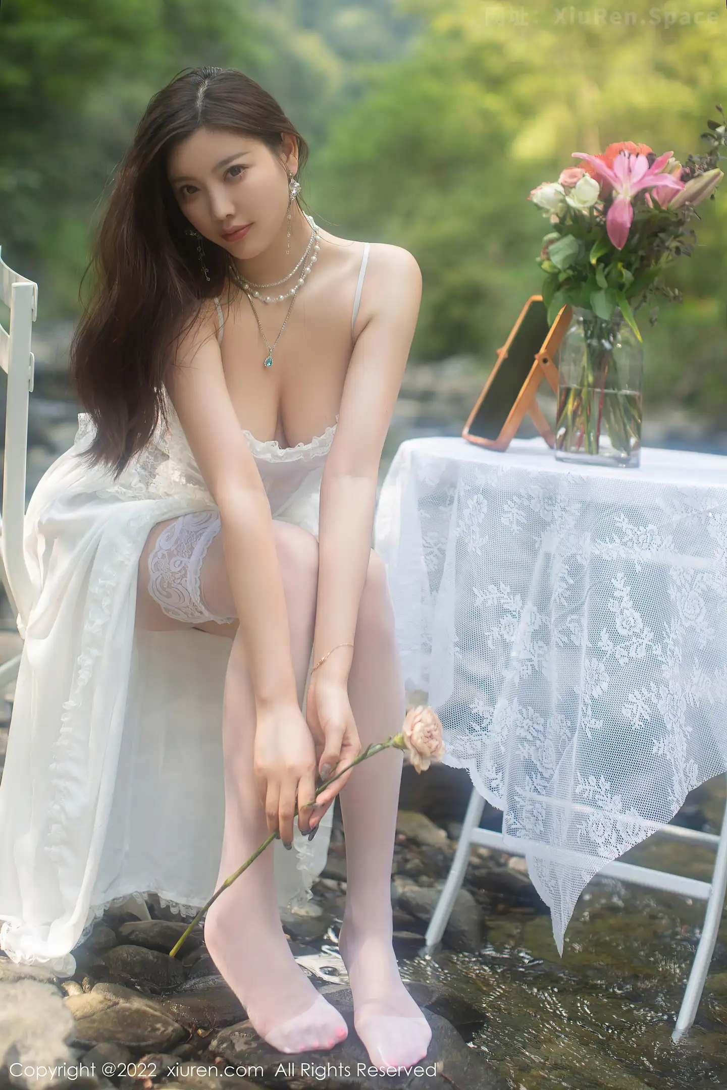 图片[6]-[XiuRen秀人网]VOL.4564 女神杨晨晨Yome户外小溪场景白色礼裙配白丝袜完美诱惑写真86P-秀人网官方网站